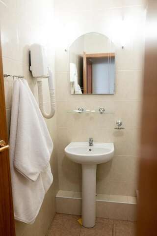 Отель Отель Галичина Тернополь Стандартный двухместный номер с 2 отдельными кроватями-1