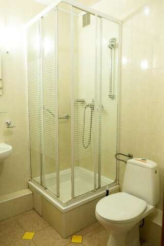 Отель Отель Галичина Тернополь Стандартный двухместный номер с 2 отдельными кроватями-2